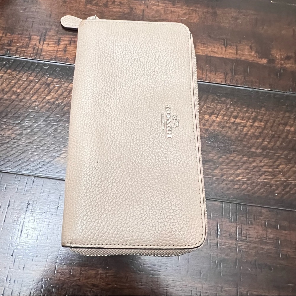 Coach Zip Wallet in Light Taupe Pebbled Leather
